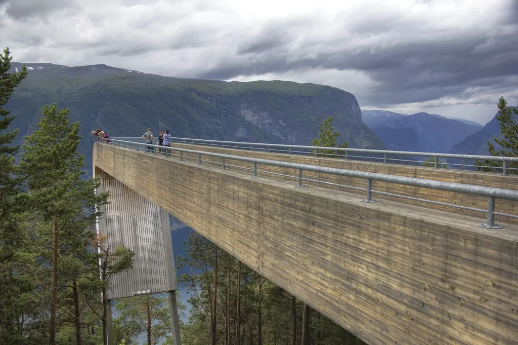 Die hölzerne Aussichtsplattform Stegastein ragt zwischen Kiefern über den Aurlandsfjord hinaus