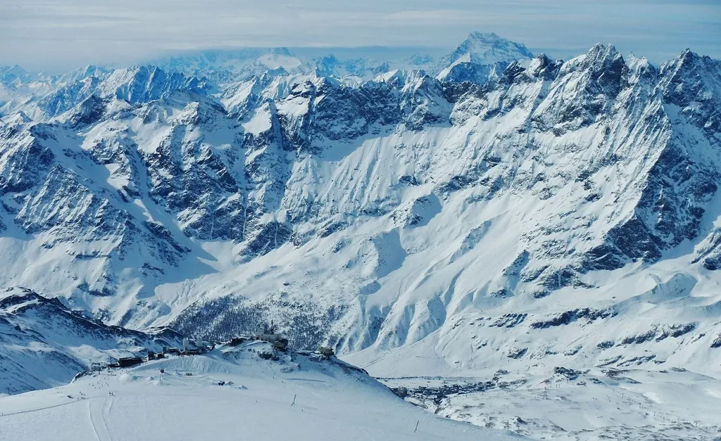 Blick vom Klein Matterhorn über verschneite Bergketten zum Plateau Rosa mit der Testa Grigia