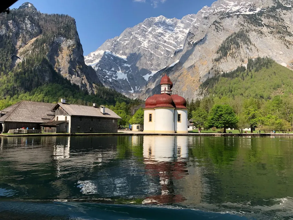 Die Wallfahrtskirche St. Bartholomä am Ufer des Königssees vor der Watzmann-Ostwand
