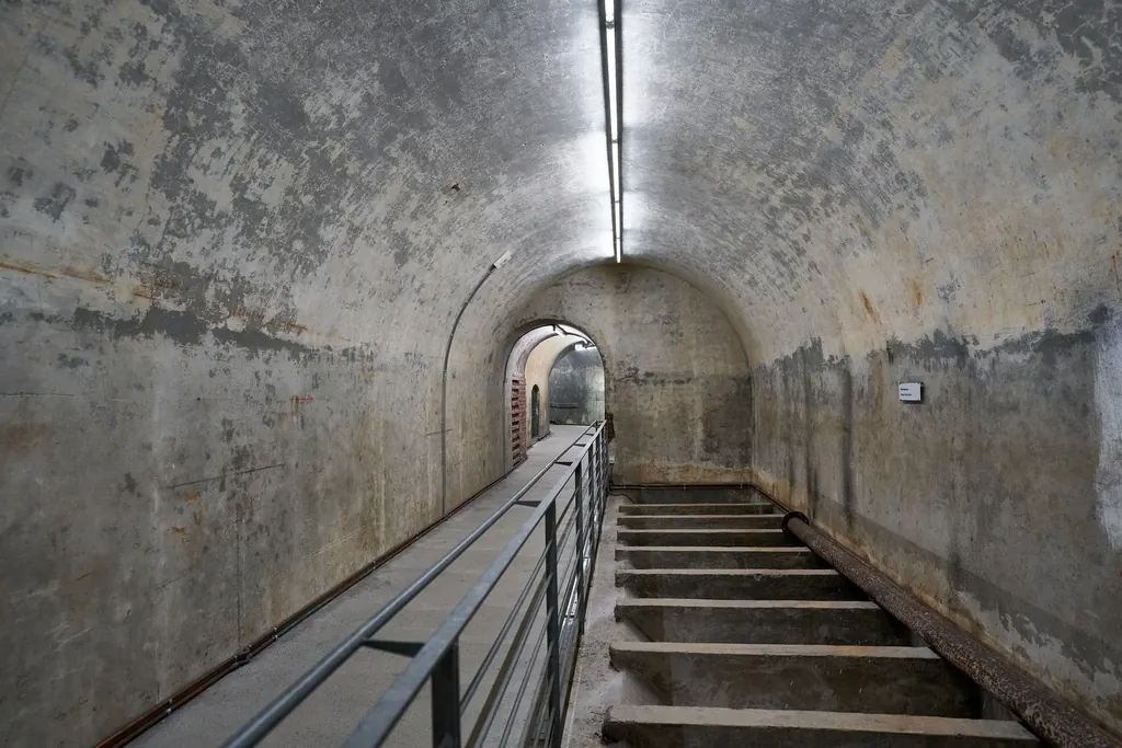 Betongang und Treppe in der Bunkeranlage unter dem Obersalzberg