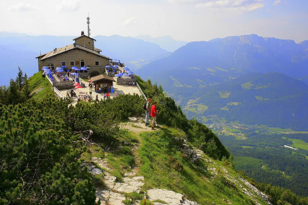 Das Kehlsteinhaus auf dem Felsgrat über dem Berchtesgadener Tal