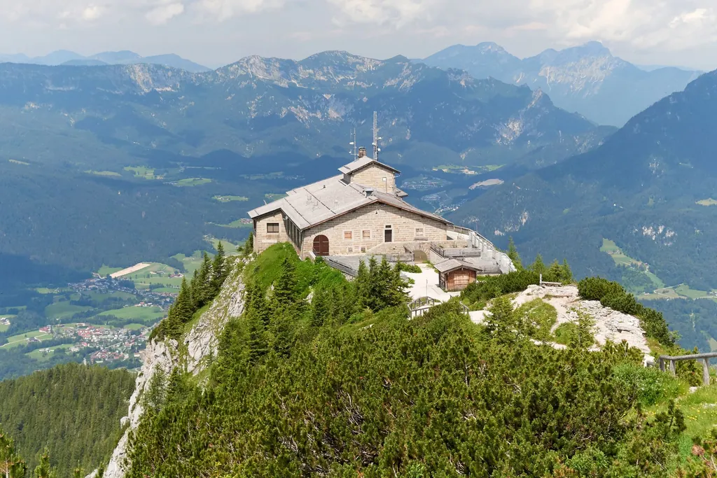 Das Kehlsteinhaus von oben gesehen auf dem bewachsenen Grat, dahinter das Berchtesgadener Tal