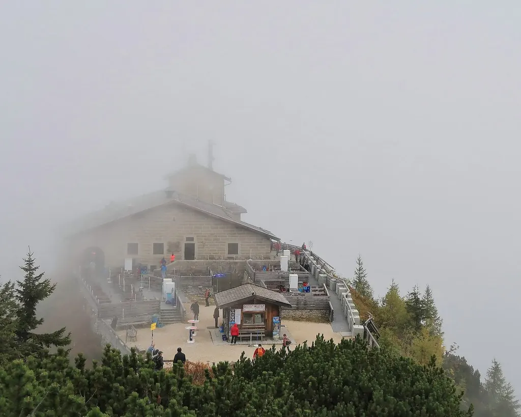 Dasselbe Haus im dichten Nebel, von der Umgebung ist nichts zu sehen