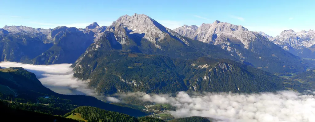 Blick vom Kehlstein auf den Watzmann, im Tal liegt eine Wolkendecke über dem Königssee
