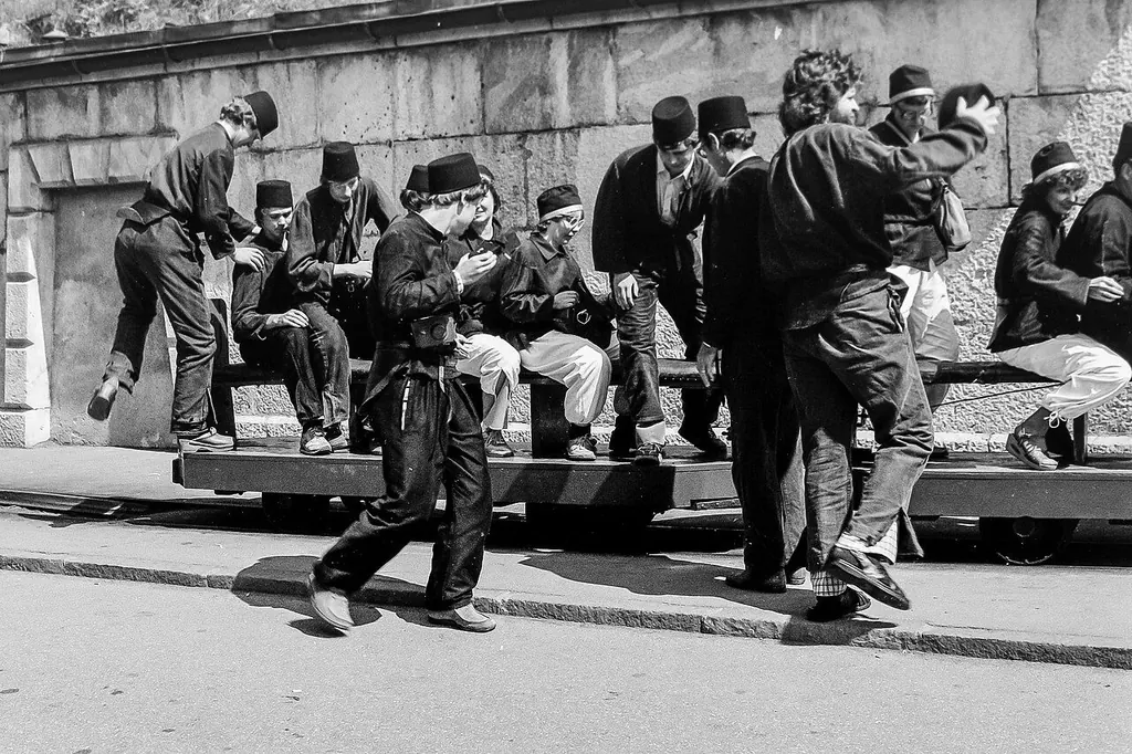 Besucher in Bergmannskluft auf der Grubenbahn vor dem Salzbergwerk Berchtesgaden
