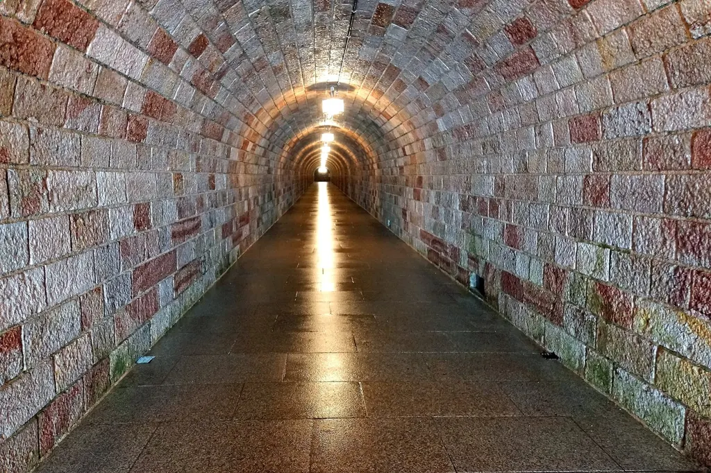 Der gemauerte, von Lampen erhellte Tunnel, der waagrecht in den Kehlstein führt