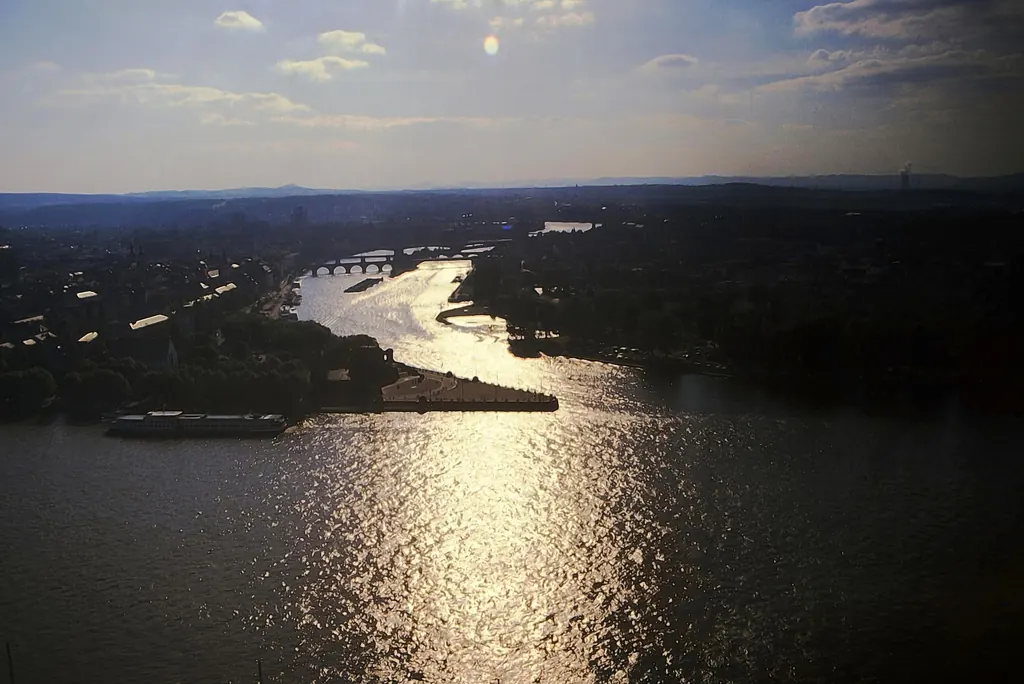 Abendlicht von der Festung Ehrenbreitstein: Die dunkle Landzunge des Deutschen Ecks liegt zwischen dem glitzernden Rhein und der Mosel