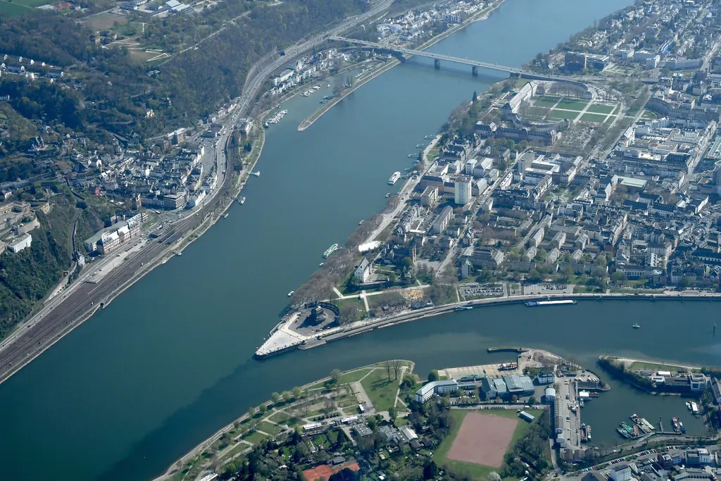 Luftbild: Die spitze Landzunge des Deutschen Ecks zwischen Mosel und Rhein, dahinter die Altstadt von Koblenz und die Festung Ehrenbreitstein