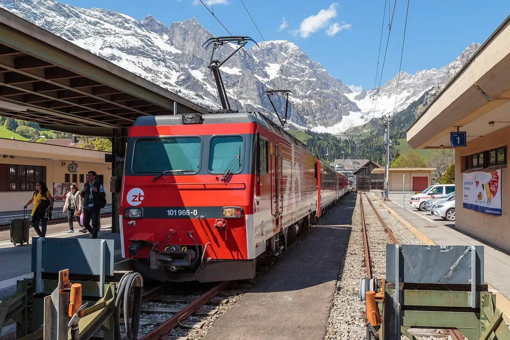 Ein Zug der Zentralbahn mit dem Luzern-Engelberg-Express steht im Bahnhof Engelberg, dahinter die Berge