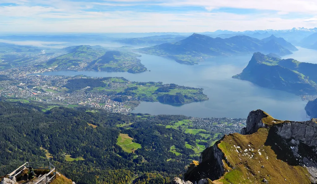 Klare Sicht vom Esel: der Vierwaldstättersee in Blau- und Grüntönen, Luzern am Ufer, die Berge bis zum Horizont
