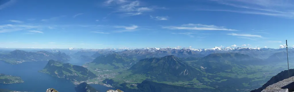 Panorama vom Pilatus: links der Vierwaldstättersee mit seinen Armen, in der Mitte die Voralpen, rechts die schneebedeckte Alpenkette